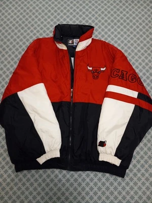Chaqueta acolchada vintage rara de los Chicago Bulls de los años 90 negra blanca roja con cremallera XXL Foto 1 de 4