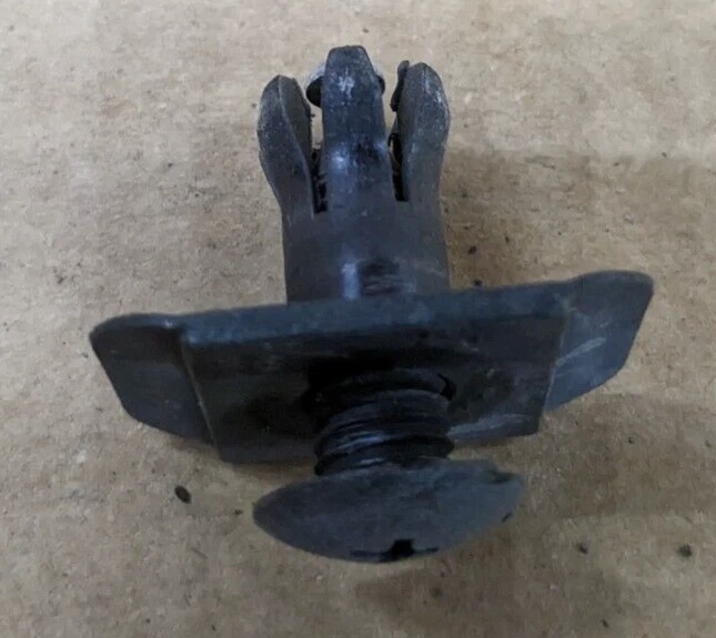 90-05 马自达 Miata 后保险杠夹保险杠到条塑料夹 BF6750033 — 第 1/2 张图片