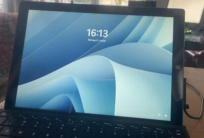 Microsoft Surface Pro 3, Windows 11, 128GB, WLAN, 31,2 cm (12,3 Zoll) - Silber - Bild 1 von 4