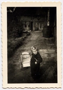 Portrait petite fille enfant avec landau - photo ancienne an. 1940 - Imagen 1 de 1