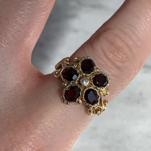 Anillo de filigrana con racimo de flores de granate y diamantes de oro amarillo de 9 quilates 375 - talla O - Imagen 1 de 9
