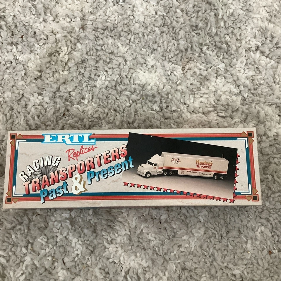 ERTL Racing Replicas Transporter-NASCAR- CALE YARBOROUGH "HARDEES RACING" 1:64 Foto 1 de 1