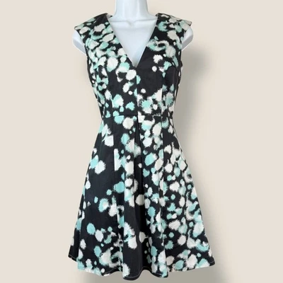 Mini Vestido French Connection Lunares Abstractos Sin Mangas Cuello en V Ajuste y Acampanado Talla 0  Foto 1 de 4