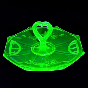 Vintage grünes VASELINE GLAS Uran kleines Leckerbissen Tablett Servierschale geätzt - LEUCHTET - Bild 1 von 9
