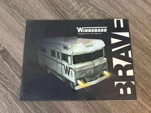 VINTAGE WINNEBAGO BRAVE DEALER VERKAUFSPROSPEKT GEBRAUCHSSPUREN AUF DER RÜCKSEITE - Bild 1 von 2