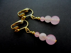 A PAIR OF PINK JADE BEAD GOLD PLATED DANGLY CLIP ON EARRINGS. NEW. - Picture 1 of 1