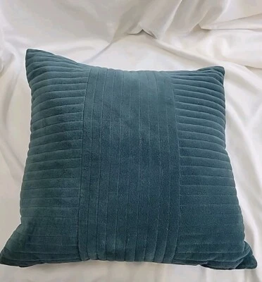 Almohada decorativa Calvin Klein acolchada de terciopelo verde 20" x 20" 100 % algodón Foto 1 de 4