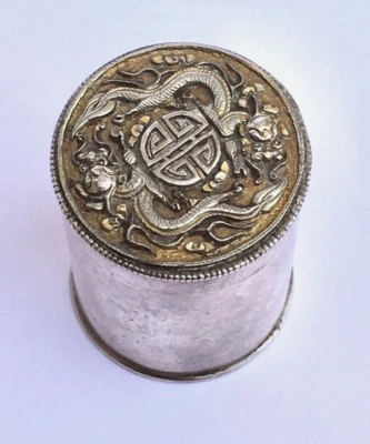 Caixa de prata comercial do 19º c. Canton China com dourado e prata e dragões na tampa - Imagem 1 de 4