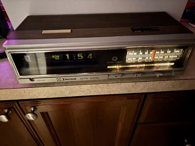 Emerson Flip Reloj Am Fm Digital Despertador Radio Modelo R5100A Foto 1 de 4