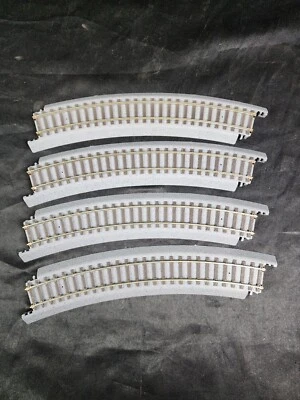 Walthers 931-1352 Power-Loc Track (TM) 18" 45.7cm Radius Curve (4) HO Scale - Image 1 of 4
