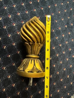 JUEGO DE 2 - Acabado en espiral decorativo de madera pintada en oro y filigrana Foto 1 de 3