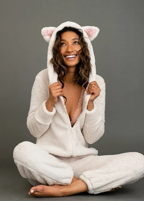 Macacão aconchegante Joyfolie feminino de pelúcia com capuz peça única em tamanho cru GG novo com etiquetas  - Imagem 1 de 4