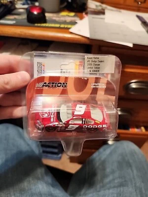 2005 Action Dodge Dealers NASCAR Kasey Kahne  1:64 w/ race used tire card combo  - Image 1 of 4