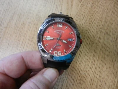 Reloj de pulsera Tommy Bahama Relax RLX1090 F98 cara roja batería nueva funciona muy bien Foto 1 de 4