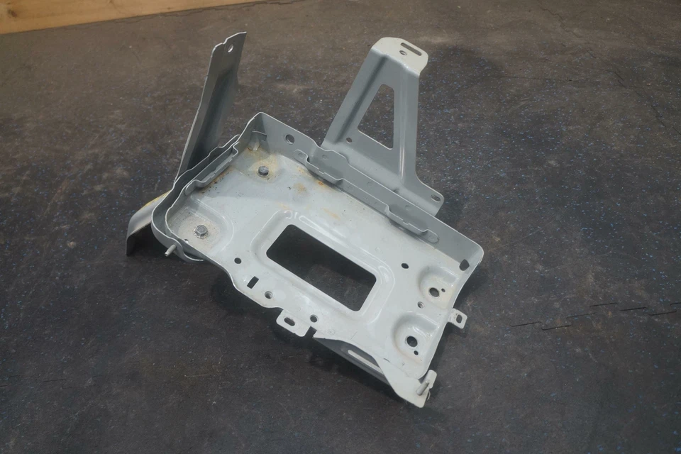 Soporte de montaje en bandeja de batería F48605NAMH OEM Infiniti QX50 2019-20 Foto 1 de 4