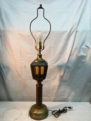  Lámpara de mesa de latón de madera para carruaje de vidrio ámbar de mediados de siglo moderna luz de 3 vías Foto 1 de 4