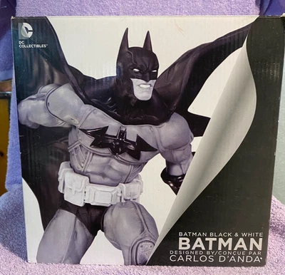 Estatua de Batman en blanco y negro de DC Collectibles por Carlos D'Anda Joker Bane Foto 1 de 4