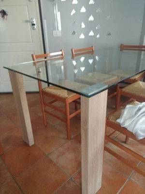 Un Tavolo Da Pranzo  Con Struttura In Palissandro E Piano In Vetro Temperato - Immagine 1 di 3