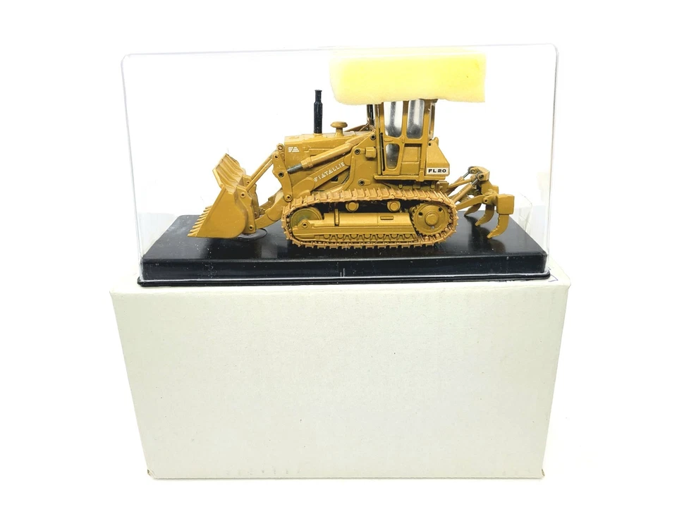 Fiat-Allis FL20 Track Loader with Ripper and Cab - Old Cars 1:50 Scale #60100 - Image 1 of 4