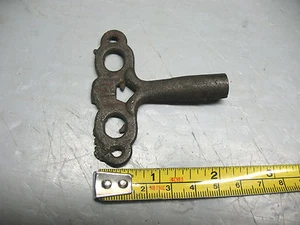 CAST  IRON   KEY MARKED ''P''  CLOCKS - STOPCOCK ?? VINTAGE ORIGINAL  - Picture 1 of 4