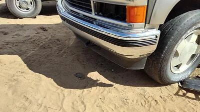 1992-1999 Chevy Suburban Chrome conjunto de para-choque dianteiro com suportes fabricante de equipamento original 15574111 - Imagem 1 de 4