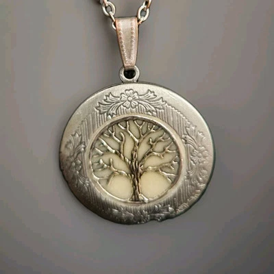 Medallón Árbol de la Vida Silvertone con cadena de 24 pulgadas. Etiqueta "Hecho para ti". Foto 1 de 4