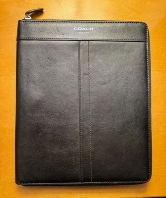 蔻驰黑色皮革iPad保护壳 — 第 1/4 张图片