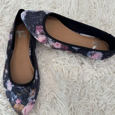 Report Women's Black Floral Velvet Pointed Toe Flats Size 8.5 Unique Balletcore - Image 1 of 4