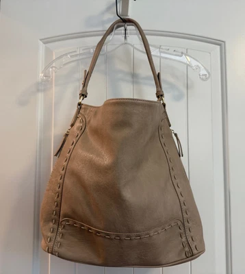 Bolso de Mano Hobo Sasha & Sofi Cuero Sintético en Taupe, Cierre de Cremallera, 3 Pkts con Cremallera Exterior Foto 1 de 4