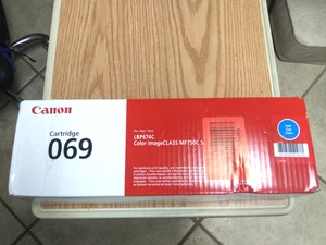 Kaseta z tonerem cyjanowym Canon 069 5093C001AA ZAPIECZĘTOWANA - Zdjęcie 1 z 6