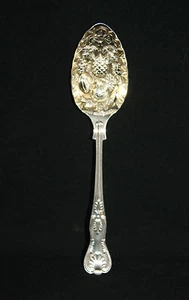 COOPER BROS SHEFFIELD, CUCCHIAIO DA PORTATA RE INGLESE, CIOTOLA REPOUSSE - Foto 1 di 4