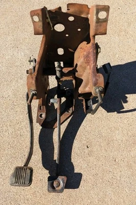 Conjunto manual de embrague y pedal de freno Ford Mustang 1983-1993 5 velocidades T-5 Cobra GT Foto 1 de 4