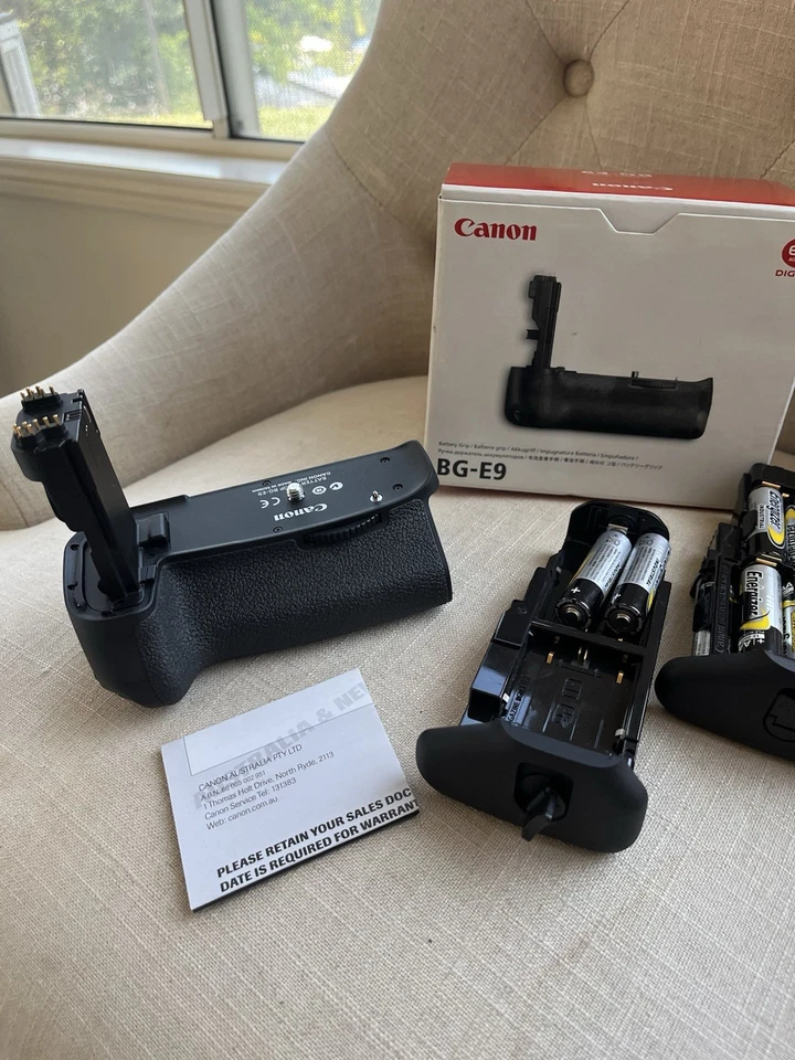 Canon BG-E9 Battery Grip – 100% Mint + Box + Warranty! (60D & 7D) - image 1 of 4