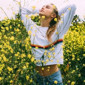 Neu! Brandy Melville weiß gestreift Rundhalsausschnitt Akazie Regenbogen Top neu mit Etikett S/M - Bild 1 von 5