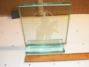 Jade Kristallglas gravierte Plakette mit Ständer Indianer auf Pferd - Bild 1 von 4
