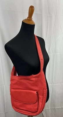 Cartera de cuero rojo Brio 13"x 10 1/2"x 2" con bolsillos forrados de terciopelo rojo de colección Foto 1 de 4