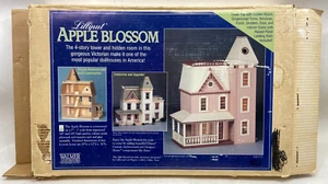 LILLYPUT Apple Blossom By Walmer Dollhouses DOLLHOUSE KIT - OPEN BOX - Afbeelding 1 van 18