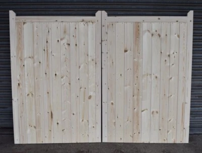 Wooden Driveway Gates Framed, Ledge & Braced 5ft 1500mm Flat Top - Image 1 of 4