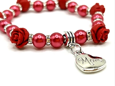 *Rosas para mamá* Pulsera con dije elástico de cinabrio rojo y vidrio de 7,25" día de la madre Foto 1 de 4