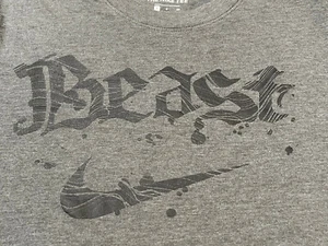 Camiseta NIKE Hombre Manga Corta - Talla S - PEQUEÑA - GRIS - BESTIA - LA CAMISETA NIKE - Imagen 1 de 9