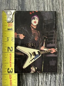 BOTÓN BESO Pin Insignia Elder Paul Stanley Rectángulo 2 3/4 Vintage Beso Era Aucoin - Imagen 1 de 2