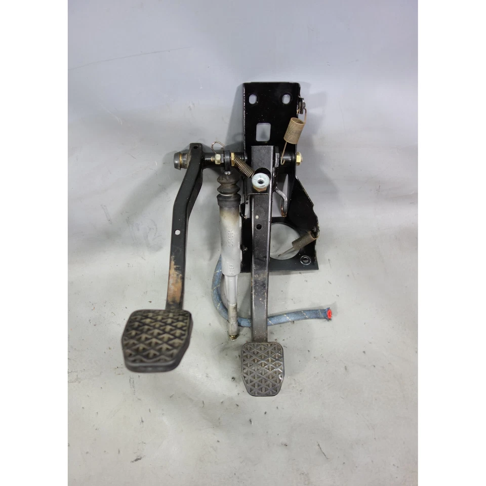 Conjunto de caja de embrague y pedal de freno manual BMW E30 5 velocidades 1984-1993 OEM USADO Foto 1 de 4
