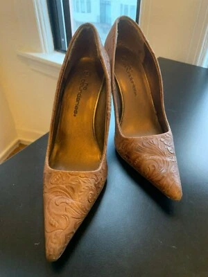 Sapatos salto agulha couro lindamente em relevo bege bronzeado tamanho 7,5 - Imagem 1 de 4
