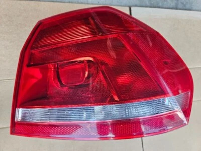 Lanterna traseira externa lateral direita Volkswagen Passat 2012-2015 561 945 096 H. - Imagem 1 de 3