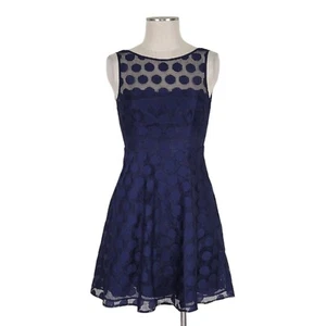 Abito svasato Betsey Johnson Fit N taglia 2 blu navy senza maniche pizzo sovrapposto a pois - Foto 1 di 9