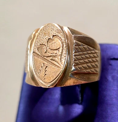 Antiguo anillo vintage de sello para hombre en cresta grabada de latón talla 10,5-10,75 18,7 gms Foto 1 de 4