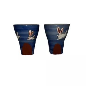 Set aus zwei Sake Tassen Steinzeug ohne Henkel Tee blau mit Hasen 3" hoch Keramik - Bild 1 von 6