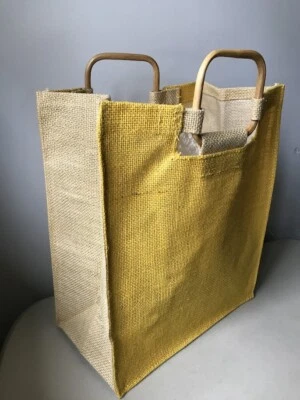 Bolso de Mano Hallmark Reutilizable Amarillo Arpillera Regalo Mango de Bastón de Ratán con Etiqueta Foto 1 de 4