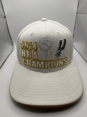 Gorra Adidas Throwback 2014 Campeón de la NBA San Antonio Spurs Blanca Snapback Foto 1 de 4