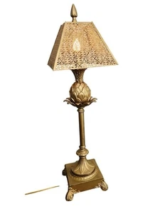 Lámpara de piña Hollywood Regency de mediados de siglo rara pantalla de metal de filigrana perforada - Imagen 1 de 11